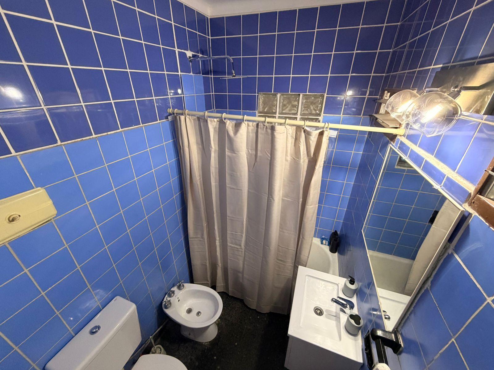 Baño moderno y completo