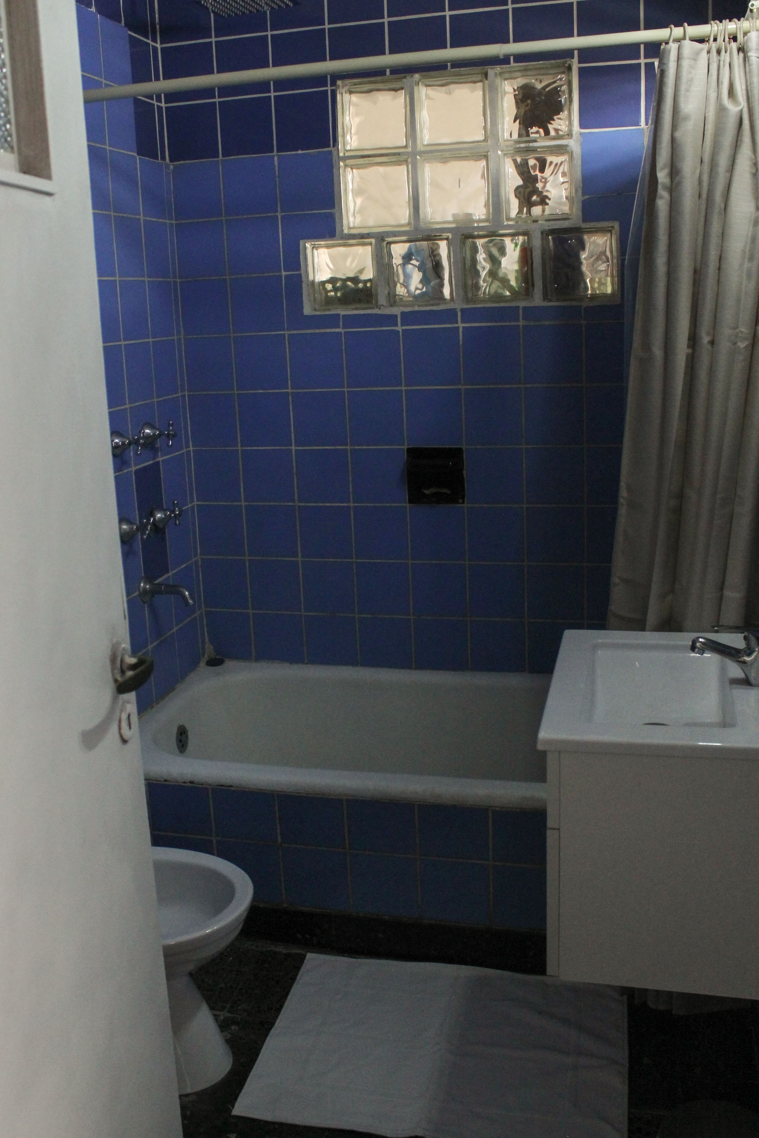 Baño completo con bañera y ducha