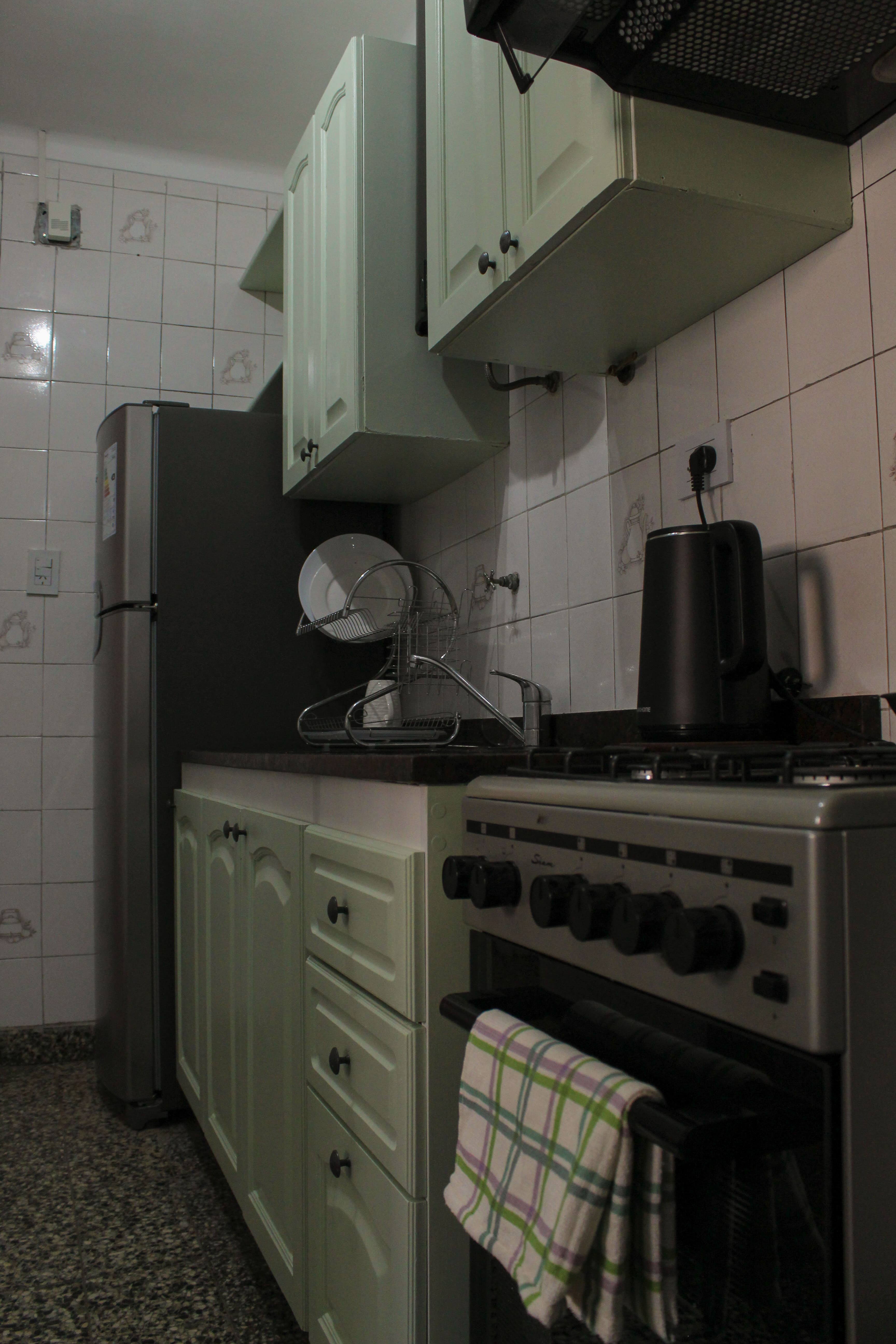 Detalle de cocina con anafe y pava electrica