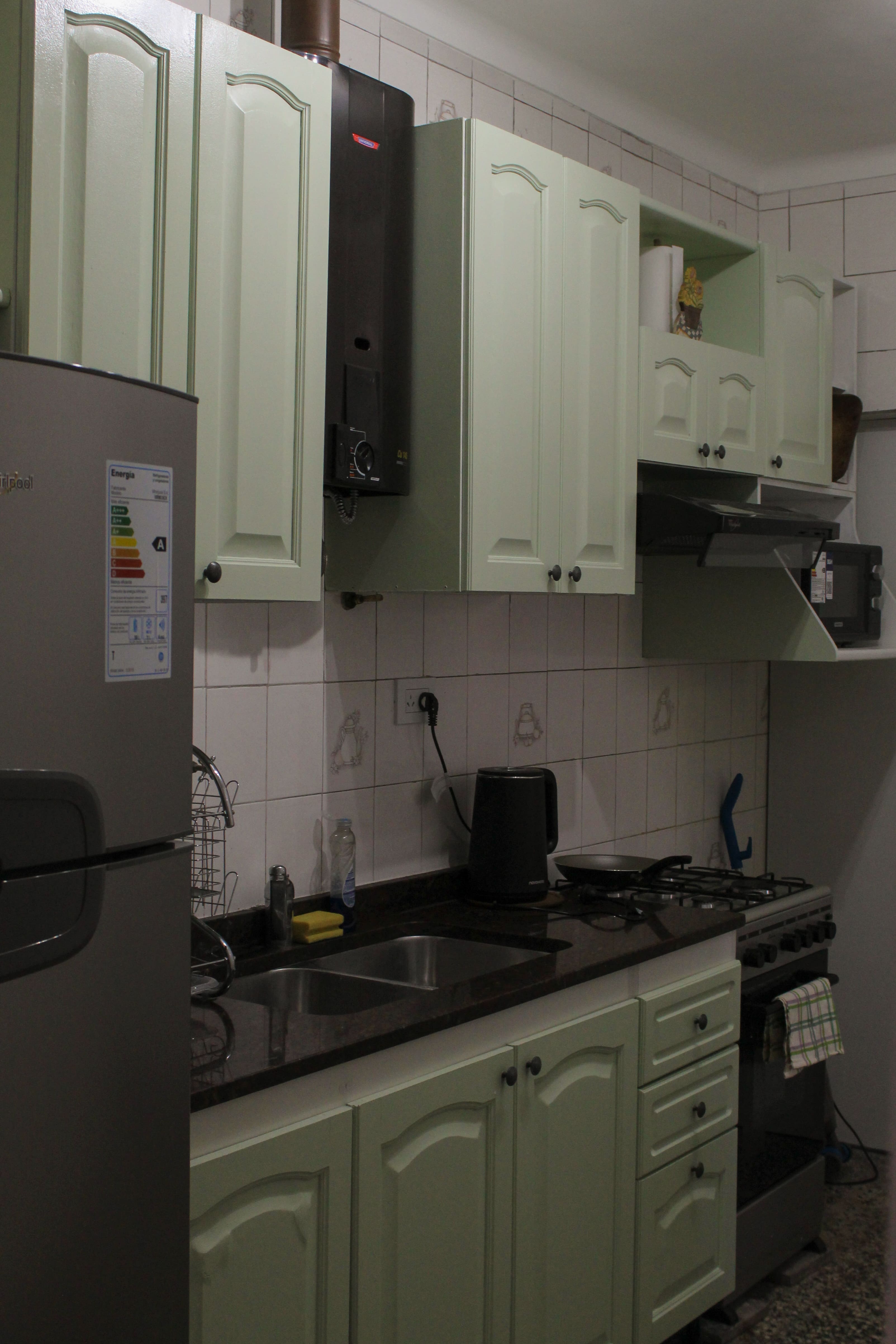 Cocina completa con heladera y microondas