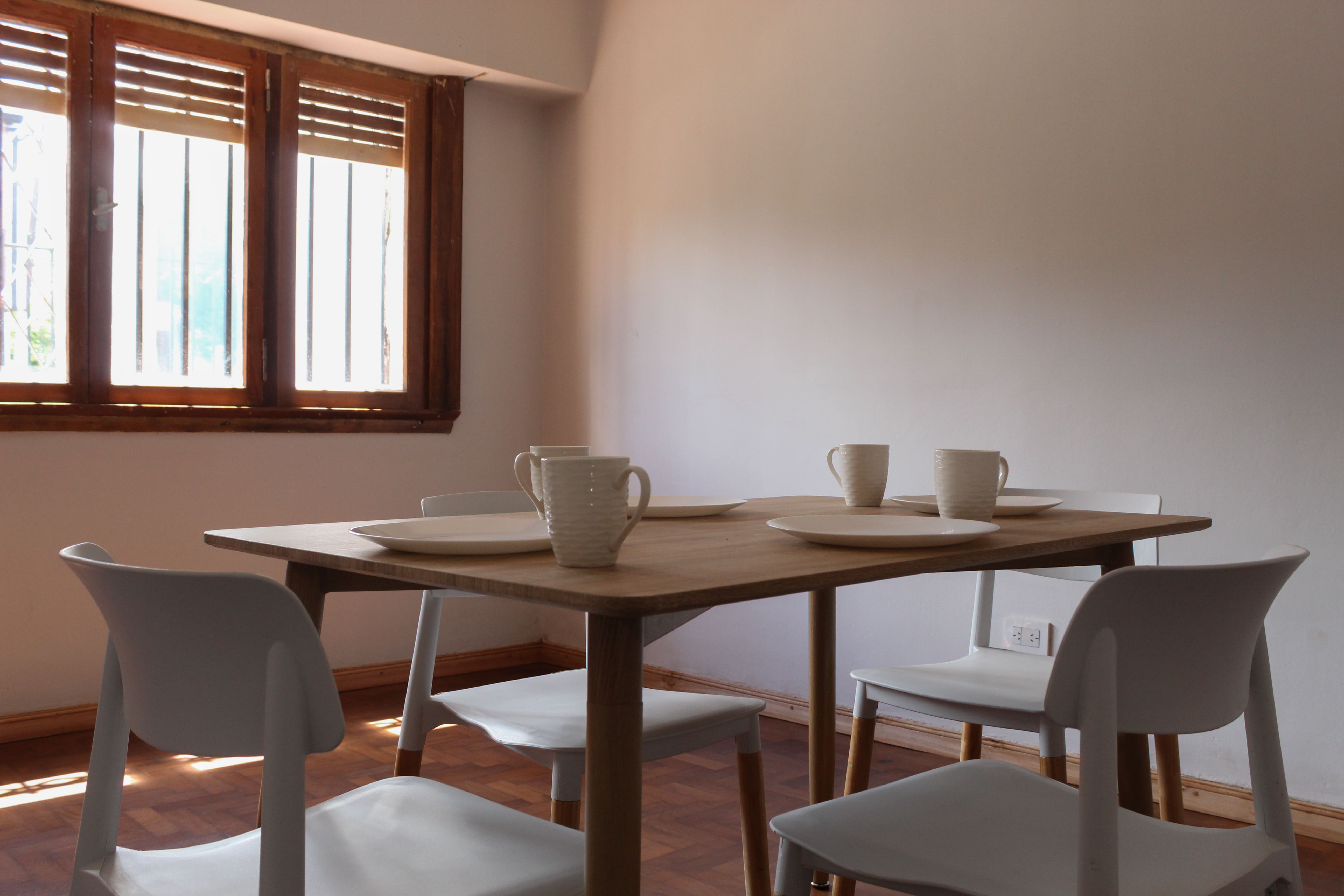 Living comedor con vajilla lista