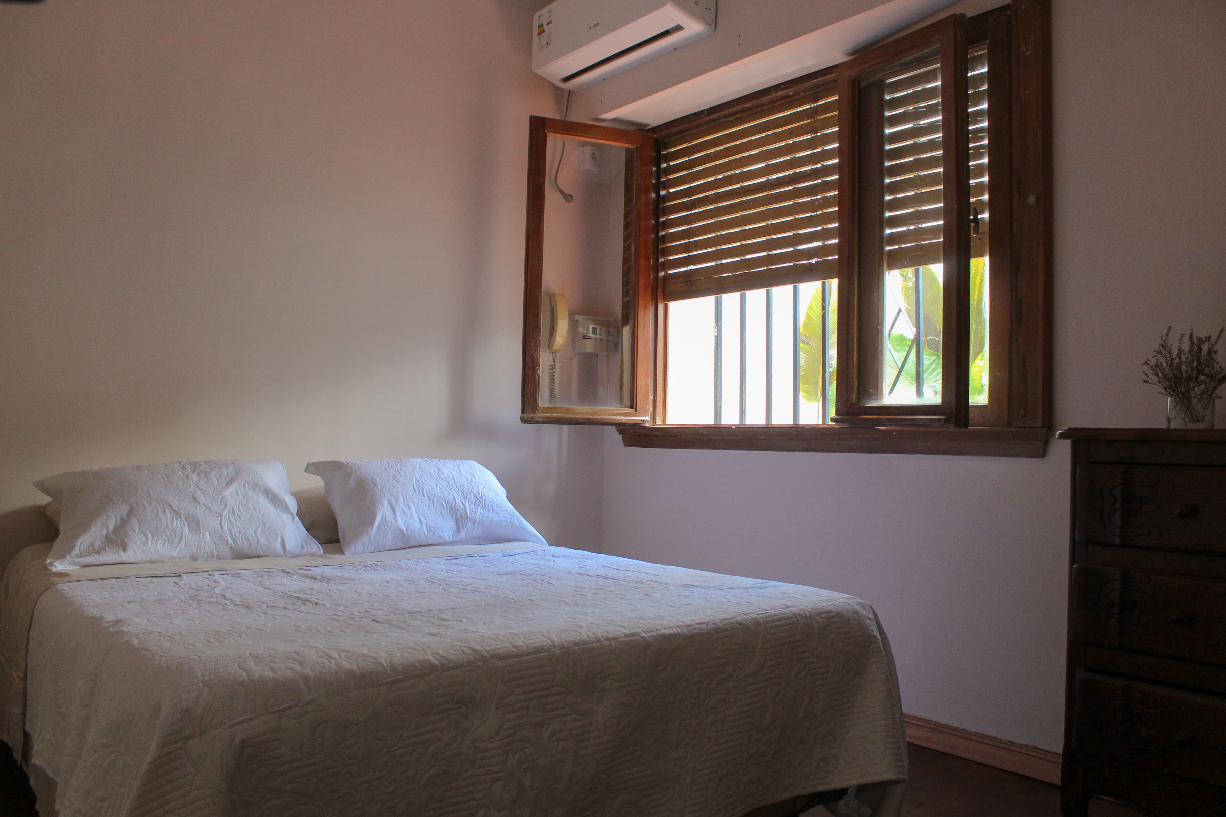 Habitacion 1 con cama doble y aire acondicionado