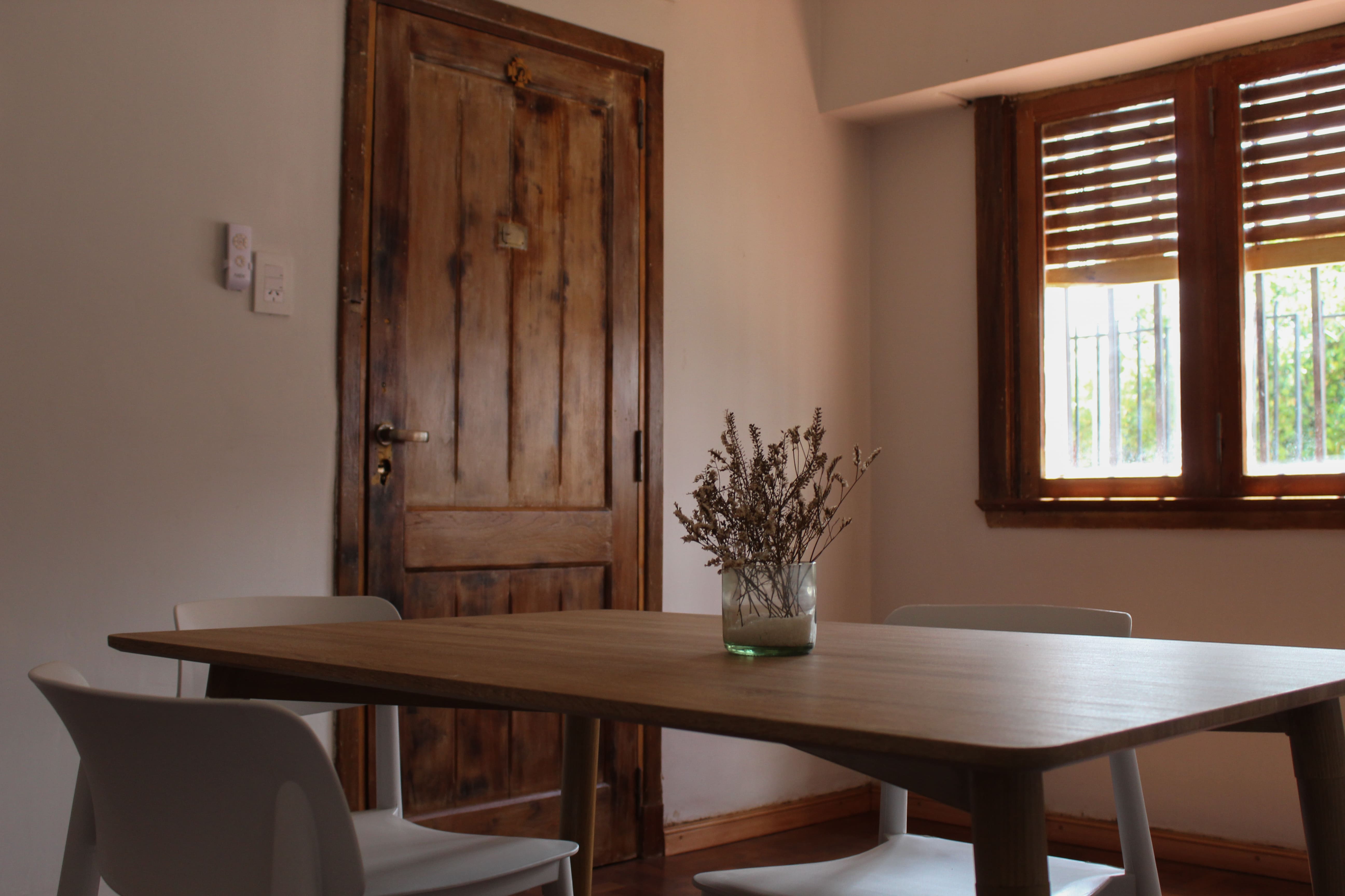 Casa Moroti - Comedor con mesa de madera y flores